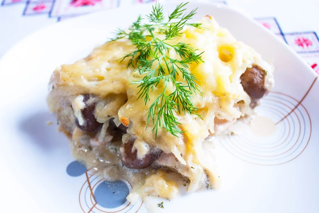 Картошка с филе под шубой. Курица под картофельной шубой. курица с грибами в духовке под сыром. курица с грибами под картофельной шубой. куриное филе запеченное с грибами.