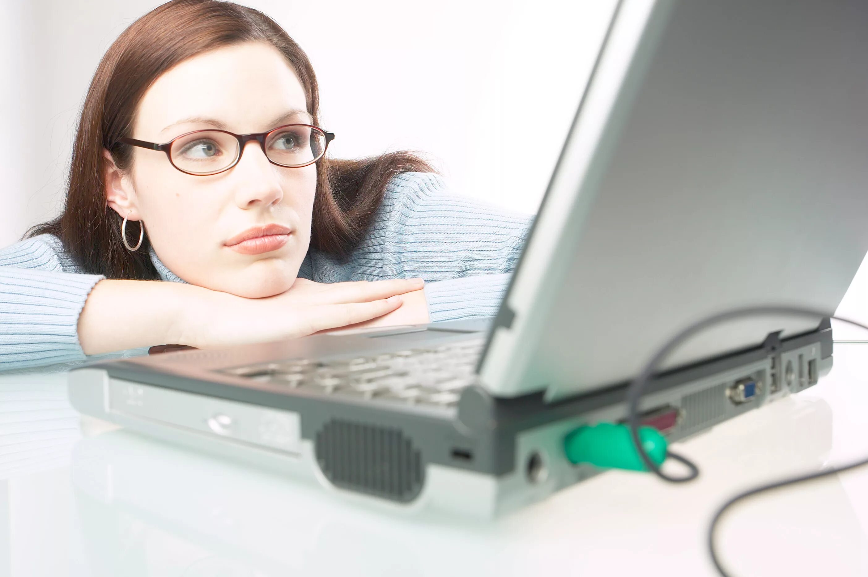 Найти бывшего в интернете. Девушка перед монитором. Женщина перед экраном компьютера. Женщина программист за компьютером. Интернет и человек.