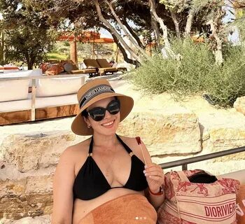 Karnı burnunda pozlarını paylaşan Mola, oğlunu kucağına almak için gün sayı...