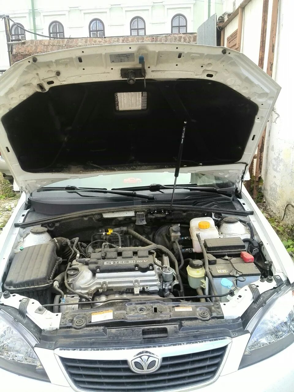 Daewoo gentra петли капота. Капот джентра. Капот для daewoo gentra ii. Капот на дэу джентра седан артикул 96548973. Дефлектор капота daewoo nexia.