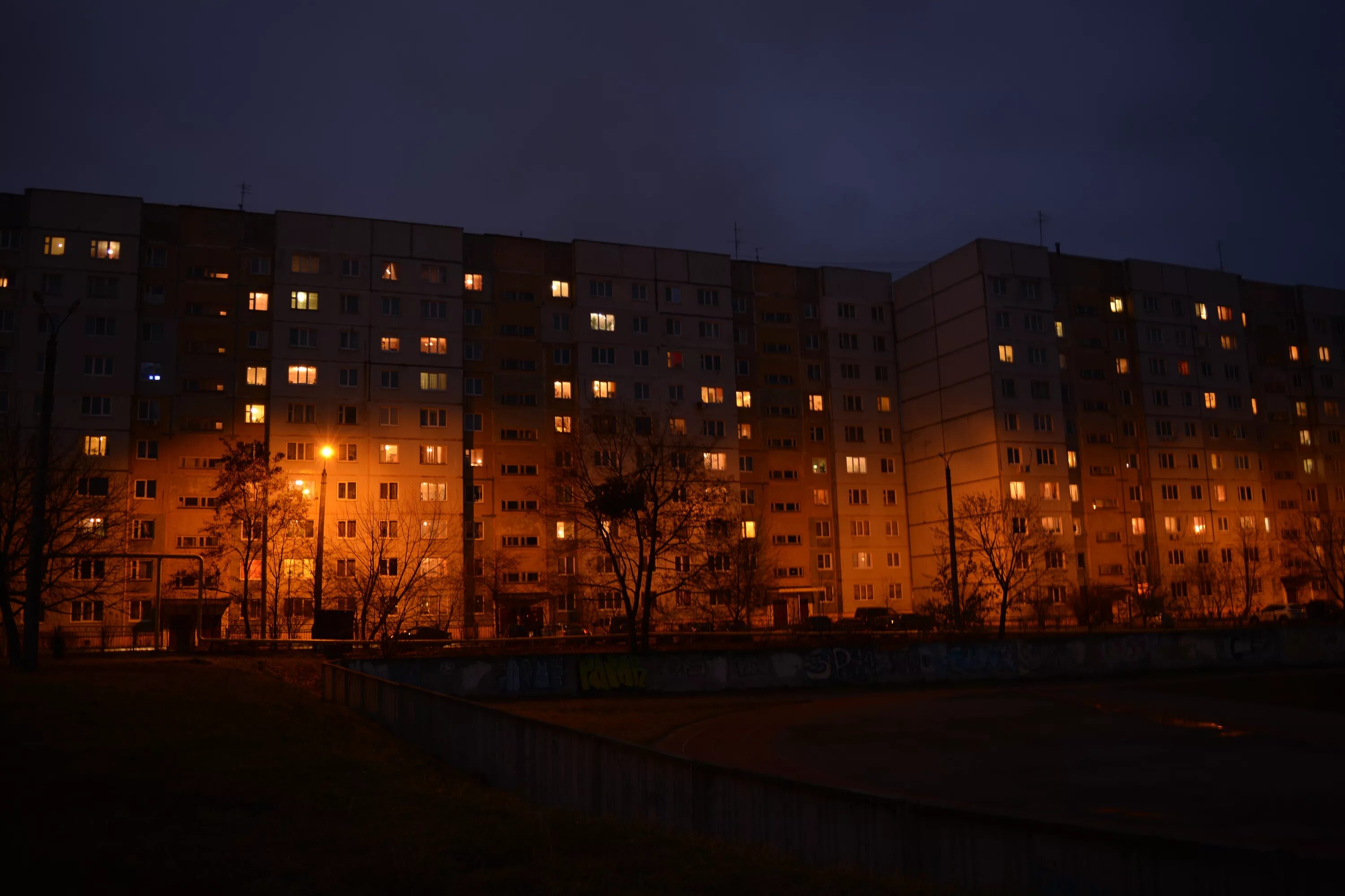 Город спальный район Сумерки. Сумерки в спальном районе. Спальный район ночь улица хрущевка. Спальный район ДУМЕР. Вечер 1 4 24