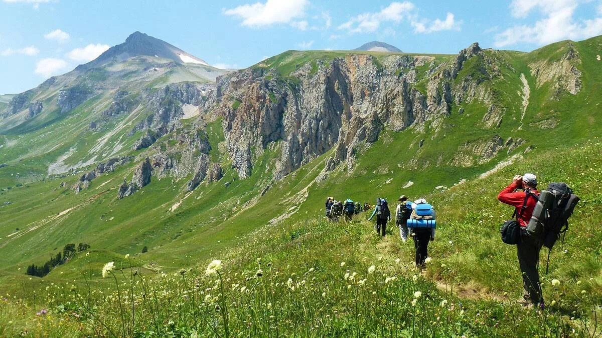 Рекреационный маршрут. Горный туризм в Краснодарском крае. Экотуризм горный Алтай. Проход в горах. Поход в горы.