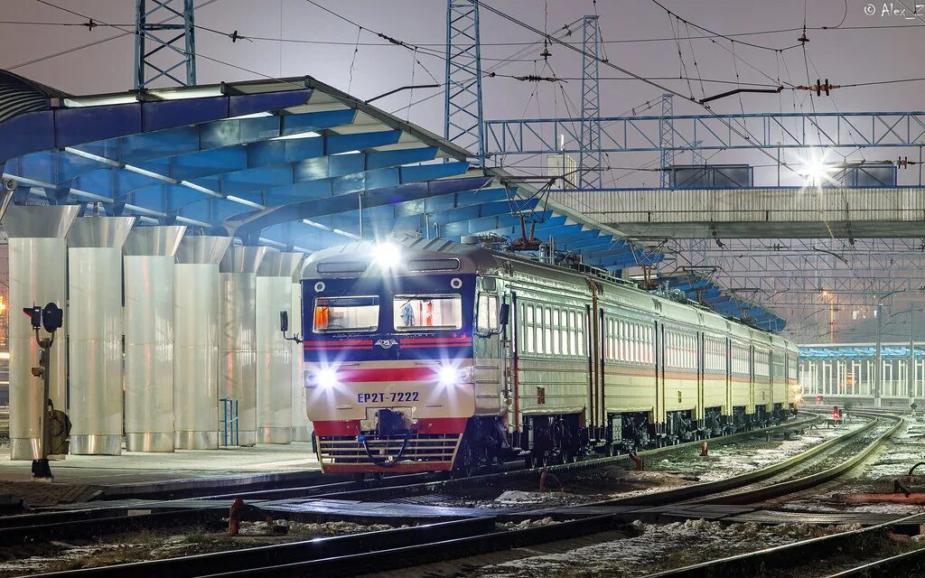 Вокзал днепропетровск. Эр2т Украина. Днепропетровск Южный вокзал. ЖД вокзал Днепропетровск. Днепропетровск метро депо.