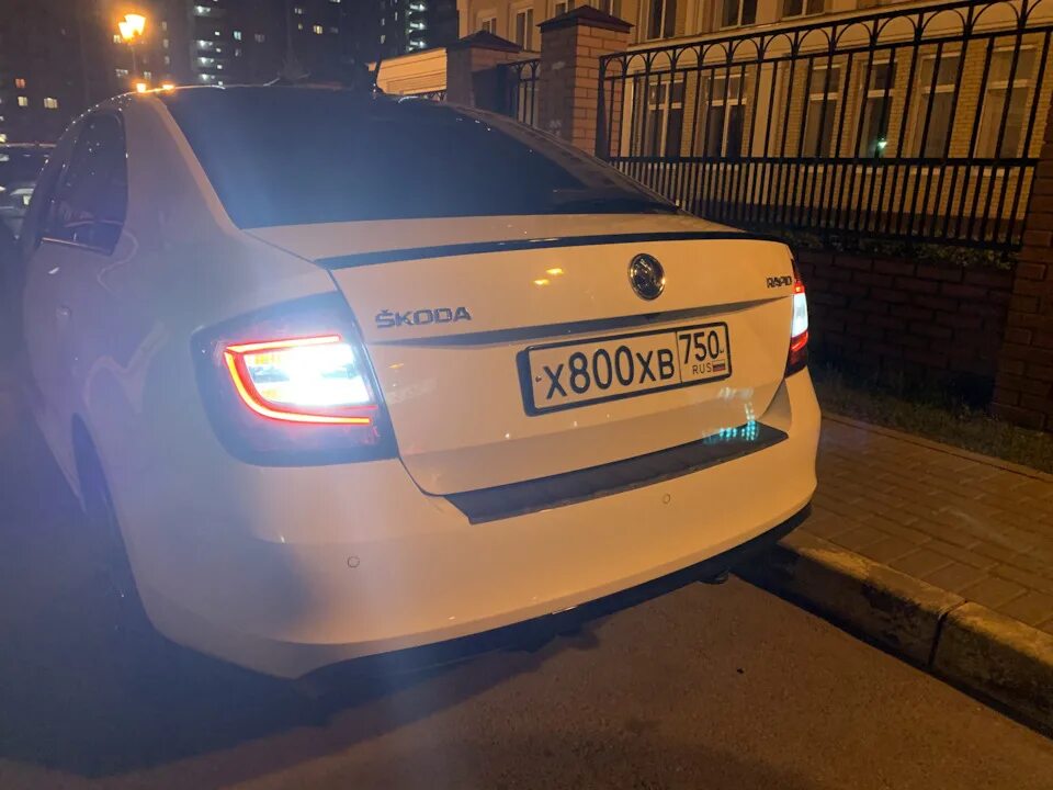 Свет заднего хода октавия а5. Лампа заднего хода шкода а8. Задний ход на шкоде. Шкода рапид 2022 задняя оптика. Задний ход на шкоде.