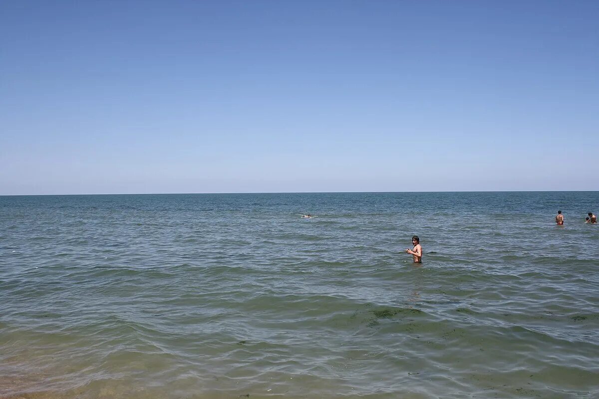 Где купаться на каспийском море. Купание в каспийском море. Где купаться на каспийском море. Калмыкия лагань каспийское море пляж. Пляж набрань баку.