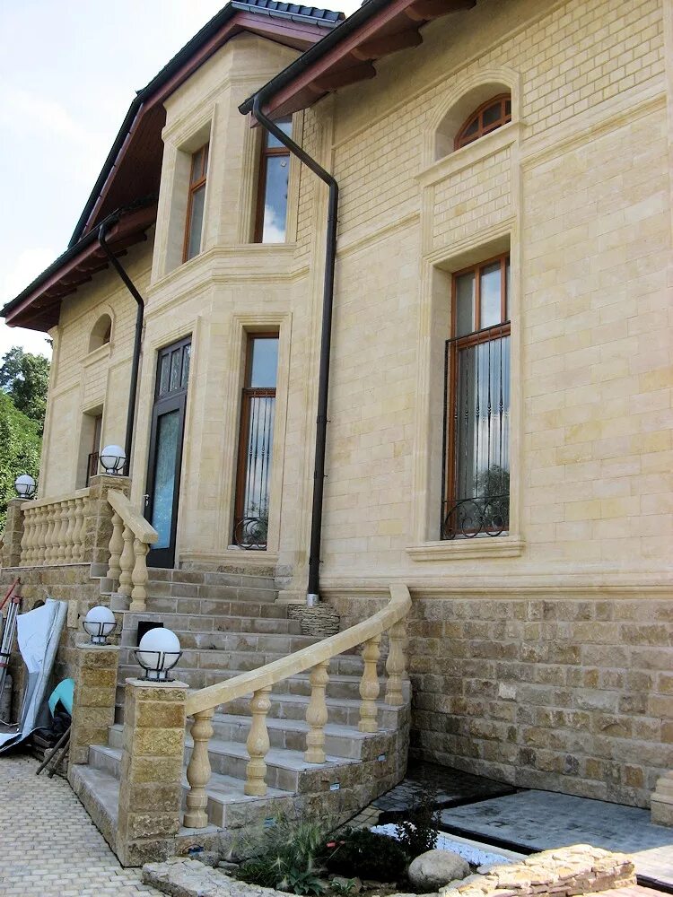 фасадная штукатурка ral 9003. архикамень фасадный мраморный. известковый фасад. отделка цоколя известняком. строительный (известняк для облицовки).