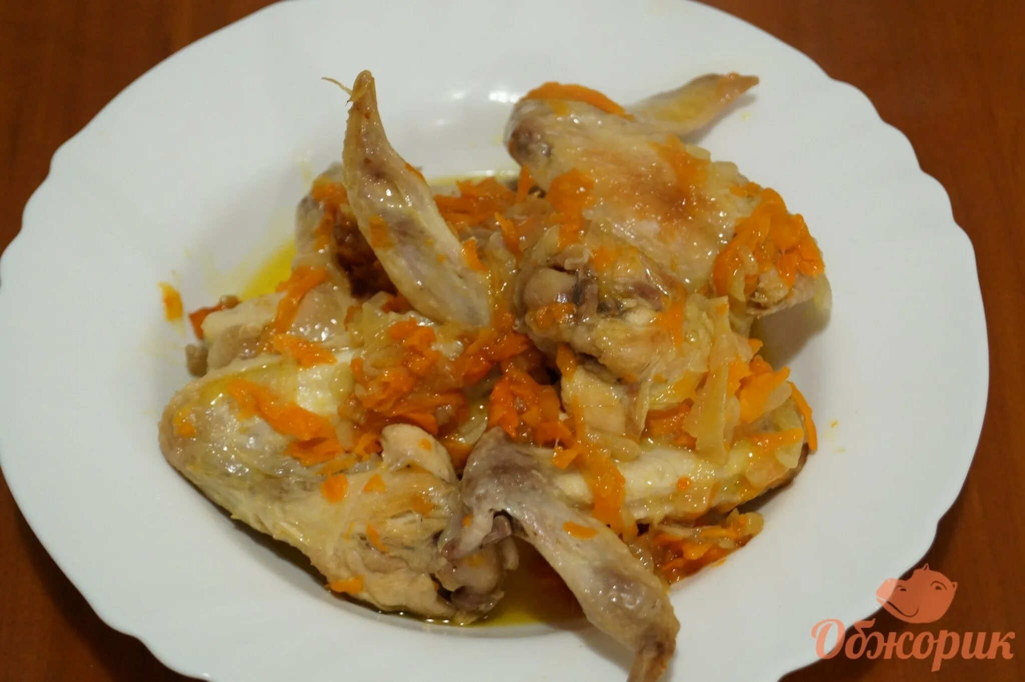 Тушёная картошка с курицей. Курица с капустой в духовке. Тушеная капуста, любовь, ким. Капуста с куриными крылышками. Капуста с курицей.