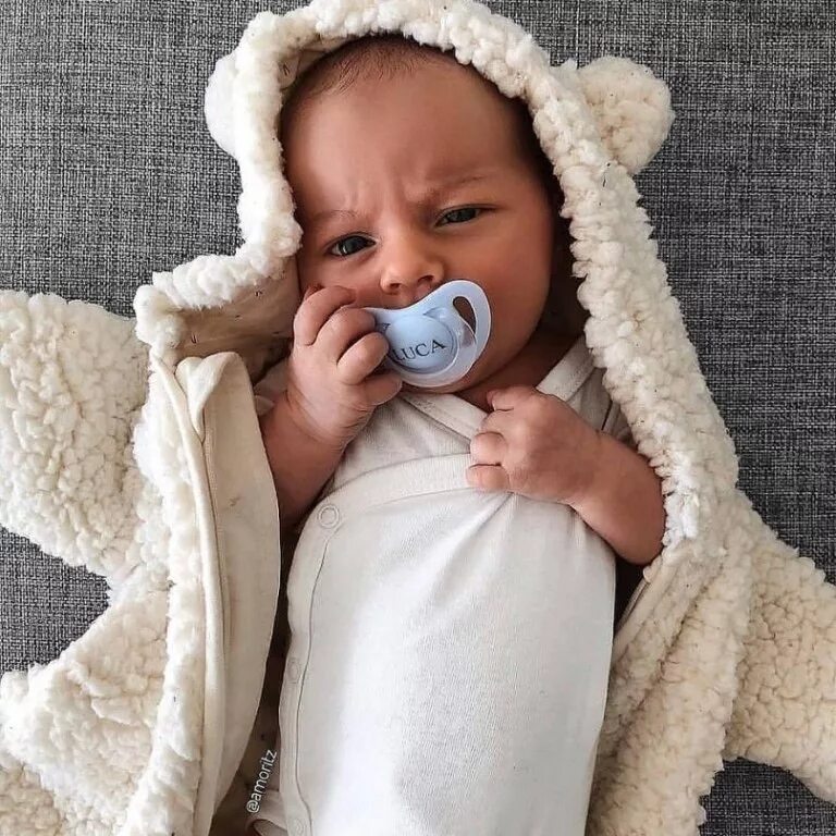 маленькие детки. малыш улыбается. красивые детишки. красивые младенцы. новорожденный ребенок.