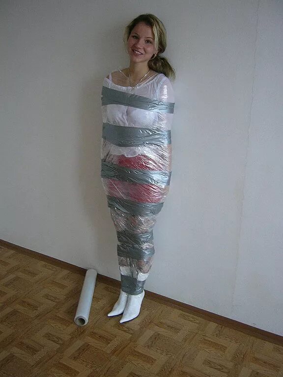 Mummified кристина картер скотчем. Связанные девушки скотчем. Замотали в пленку девушку. Человек привязан к стулу. Связанные молодые девушки.