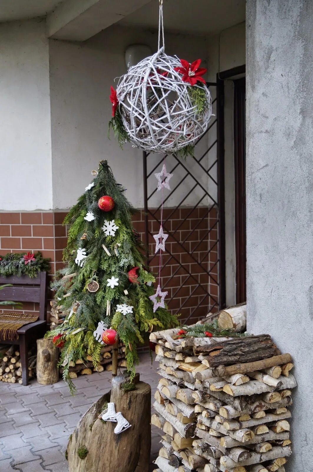 Christmas Door Decorations 2015 Christmas porch decor, Outdoor christmas tree de