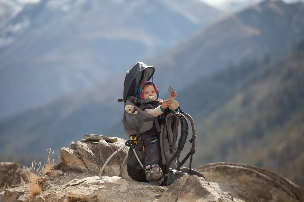 Mountain child. Горы для детей. Малыш в горах. Поход в горы с детьми. Путешествие с ребенком в горы.