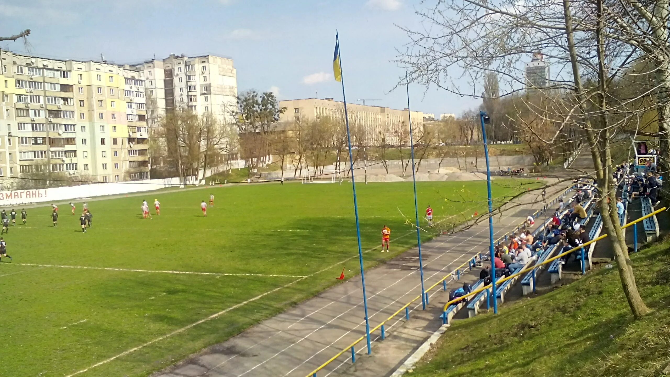 Стадион пр. Поселок Киевский стадион. Поле в Киеве. Знаменка Украина стадион.