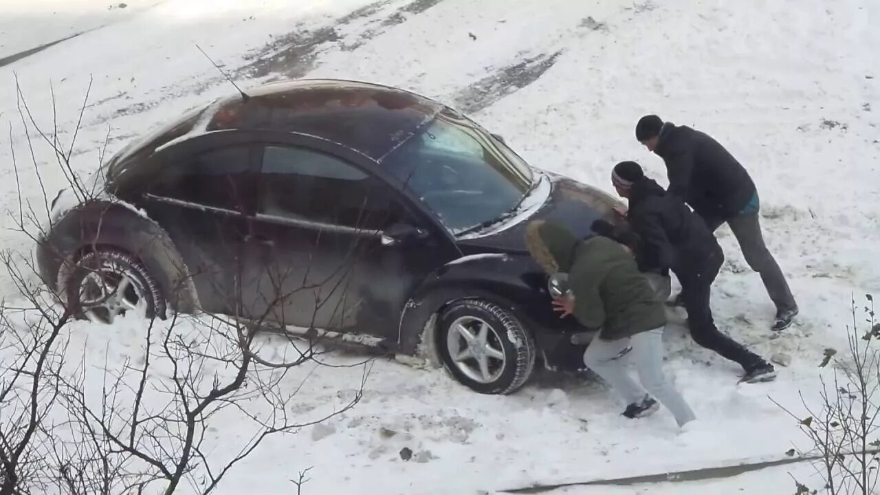 Застревают в сугробах. Застрял в снегу. Машина застряла. Автомобиль застрял в снегу. Машина застряла в снегу во дворе.