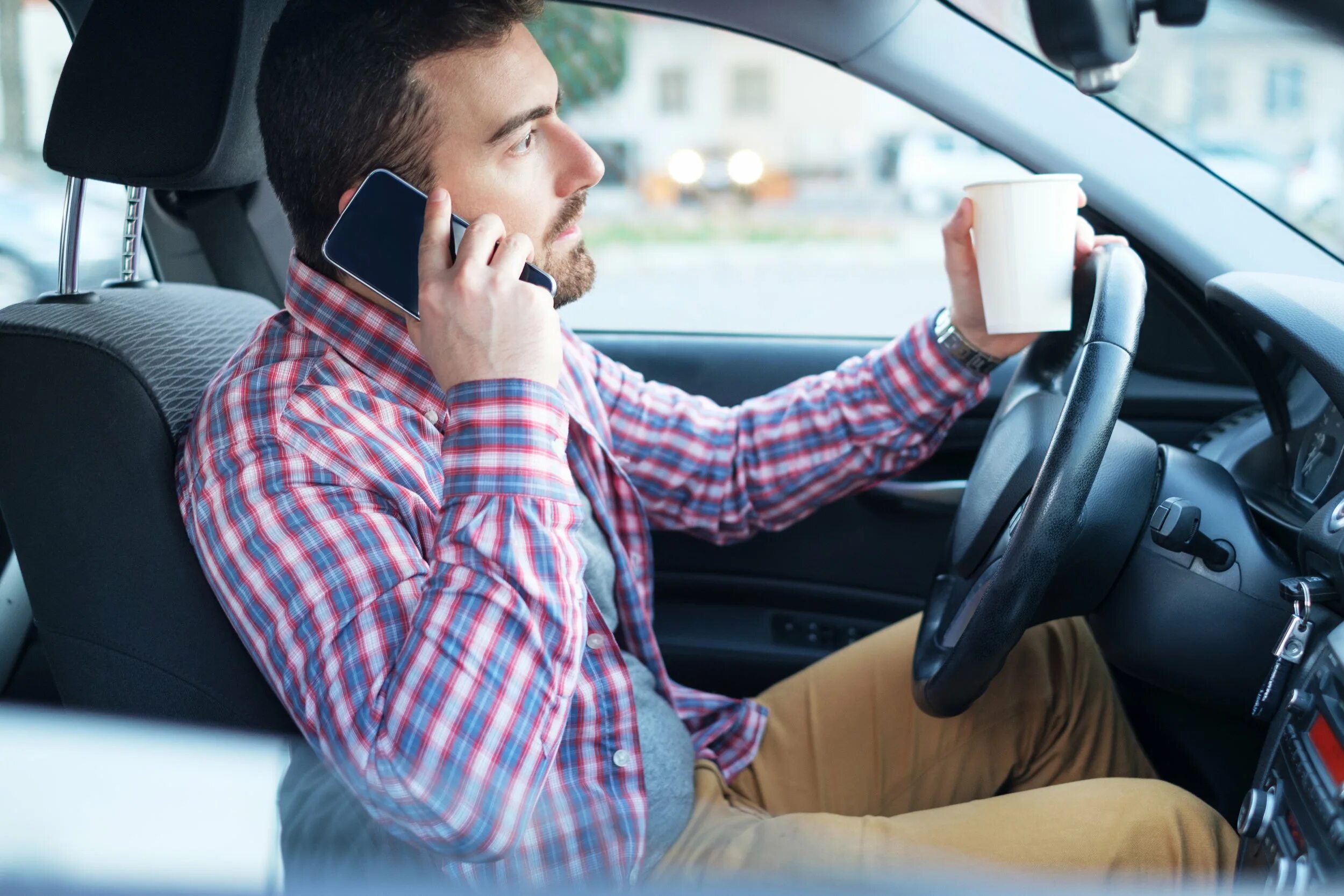 Talk drive. Talking on the phone in the car. фото the phone car. мужчина за рулем говорит по телефону. driving on the phone.