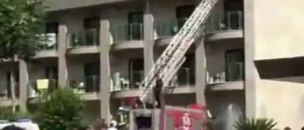 Выселили из отеля в турции. В турции горит отель. отель pemar beach resort пожар. пожар в отеле пемар бич резорт турция. пожар в отеле pemar beach.