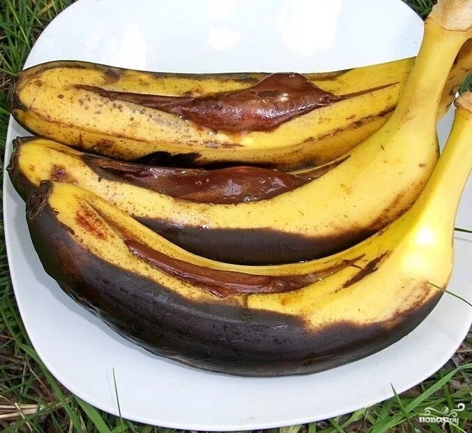Рецепт банановой кожуры. Бананы на гриле. Бананы на мангале. Бананы на углях. Бананы с шоколадом на мангале.