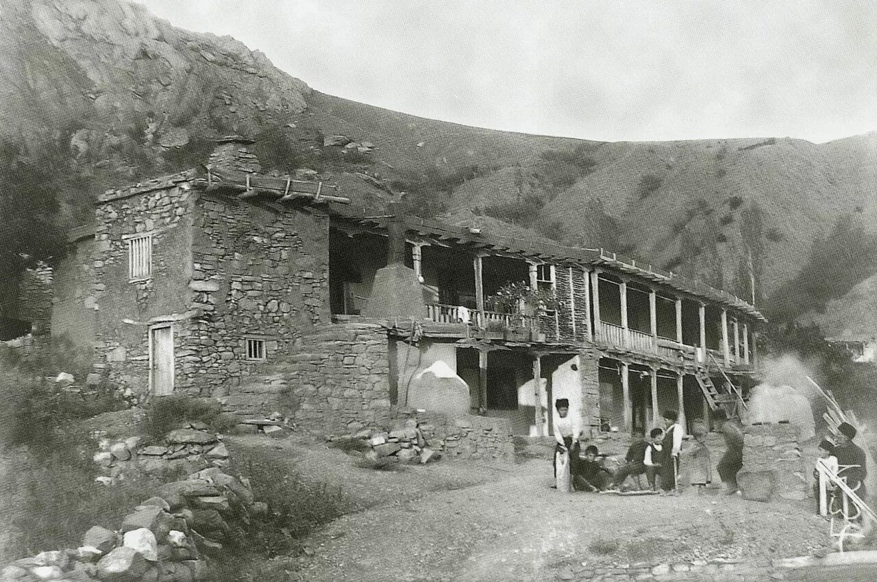 Старый шарой. Междуречье Крым. Дома крымских татар в Крыму 1945. Крымские татары 1900. Старая Алушта.