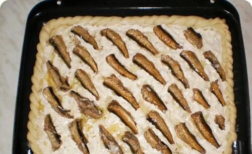 Пирог со шпротов. Пирог со шпротами заливной. Пирог из шпрот. Пирог со шпротов. Торт со шпротами.