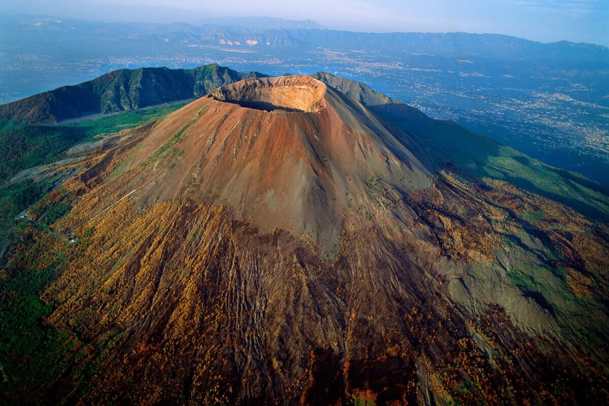 Mt vesuvius. Вулкан Везувий. Национальный парк Везувий Италия. Мадагаскар вулкан Марумукутру. Вулкан Анкаратра Мадагаскар.