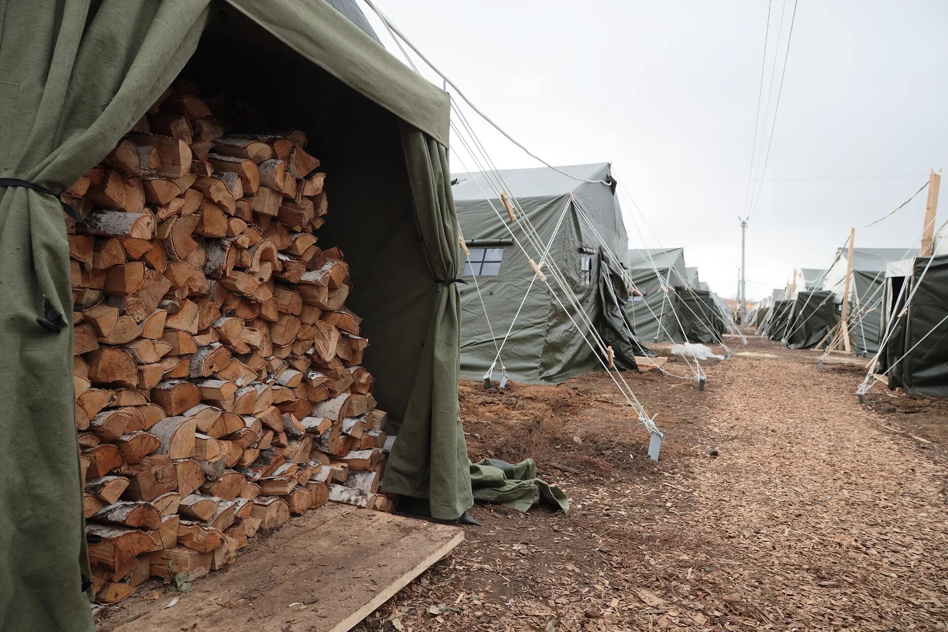 В 3 палатках жили. Полевой лагерь Чебаркуль. Военный полевой лагерь армии полигон. Палаточный лагерь Ашулук. Полевой лагерь полигон 255 Чебаркуль.