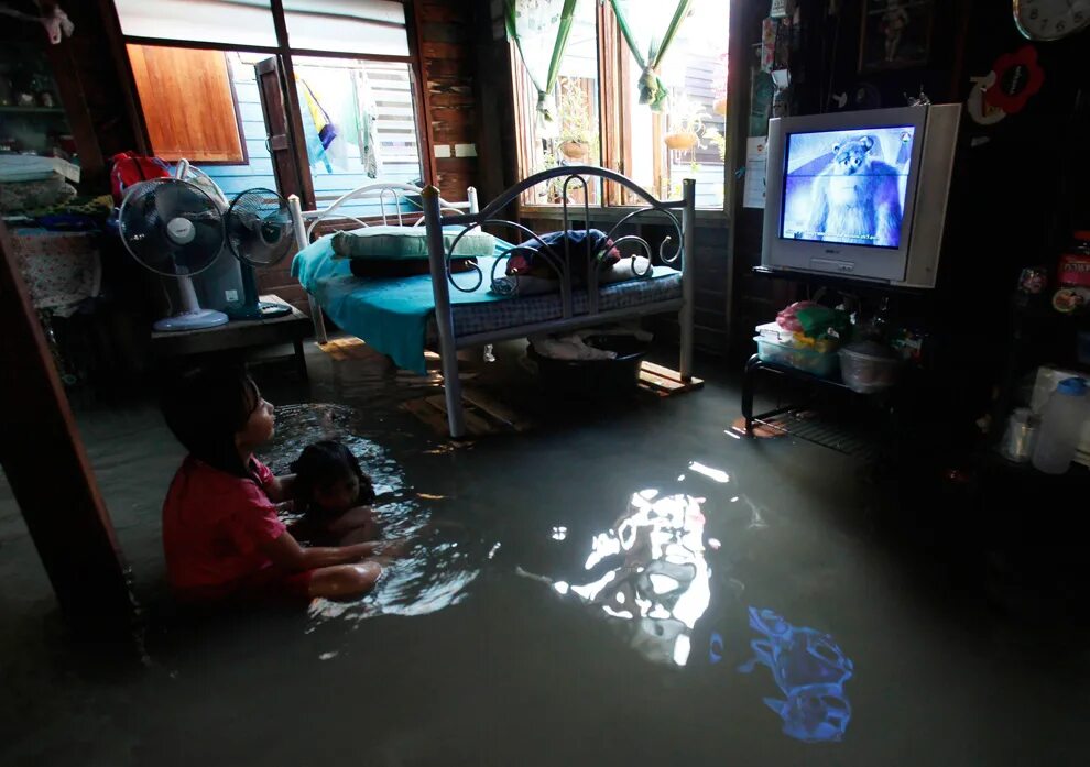 Тайцы на улице. Как живут обычные жители тайланда. Тайланд местные жители. Жизнь простых людей. Тайланд люди.