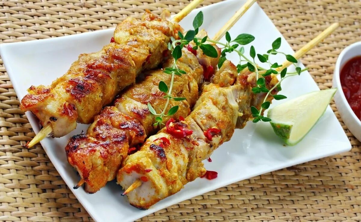 Шашлык из куриного бедра в духовке. Шашлычки на шпажках. шашлык куриный. куриные шашлычки на шпажках. куриное филе на шпажках в духовке.