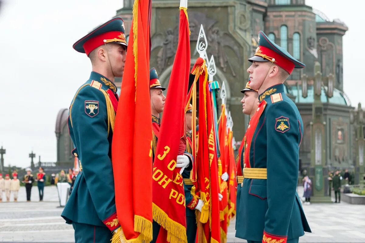 Боевое Знамя Семеновского полка. Боевое Знамя вс РФ. Вручение боевого Знамени воинской части. Ритуал вручения боевого Знамени воинской части.