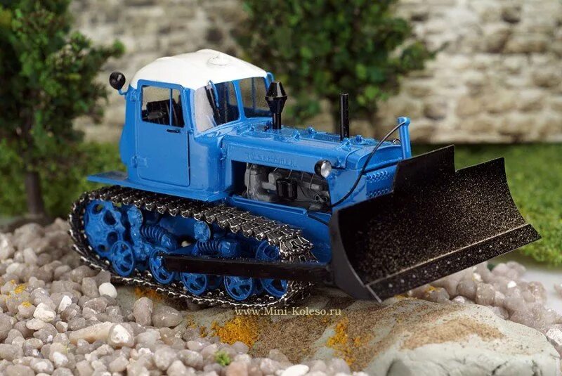 Бульдозер голубой. Дт 75 м синий. 74 дт75. Т130 трактор масштаб каропка. Дт-75 бульдозер почтальон.