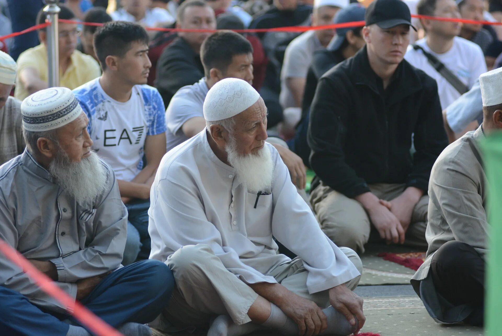 Какой масу у мусульман сегодня. Пожилой мусульманин Бишкек. Помощь мусульманам Бишкек.