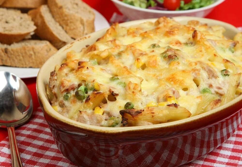 Запеканка из макарон с яйцом и сыром. Грибная кассероль.. макаронная запеканка магги. запеканка с курицей и овощами. запеканка из макарон с курицей.