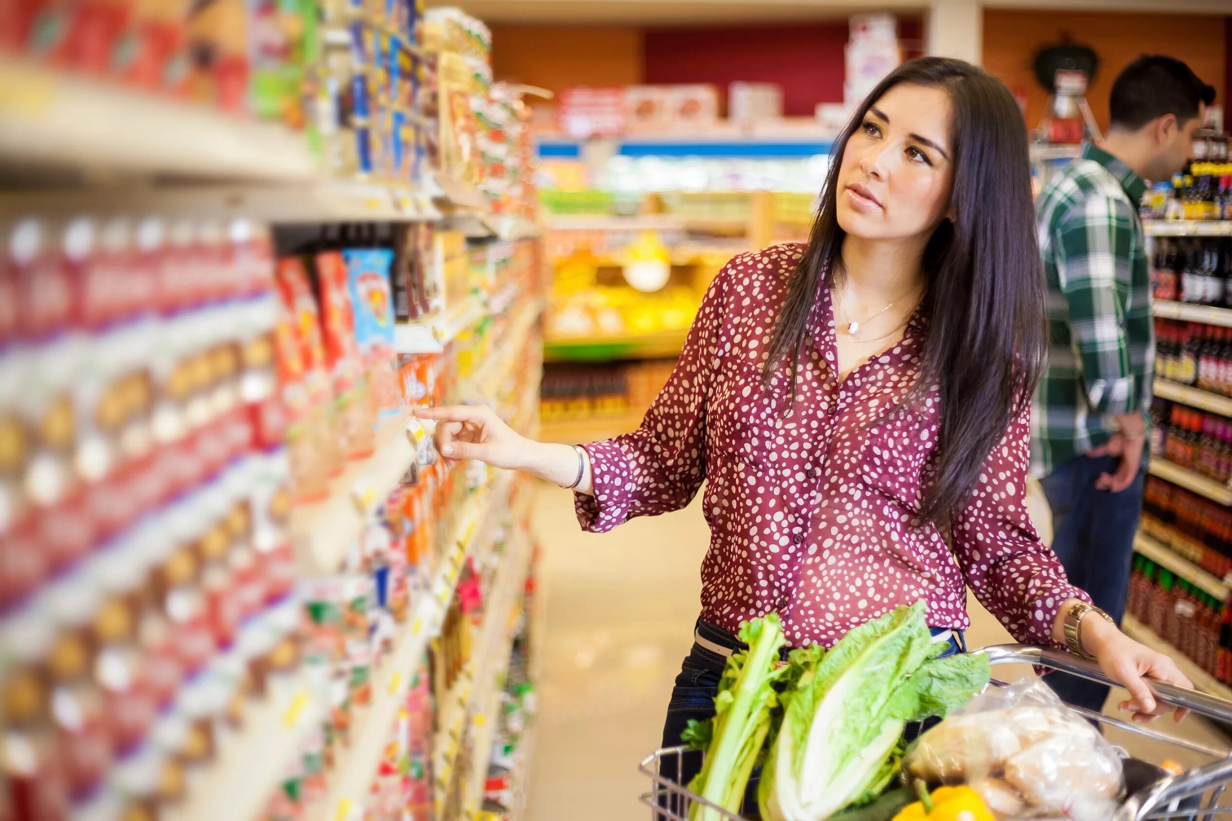 1 покупатель купил 2. Продукты в супермаркете. Девушка в магазине. Люди в супермаркете. Покупатель в супермаркете.