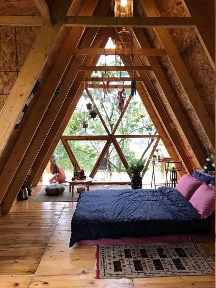 Фото домов шалаш внутри. Дом шалаш а фрейм проект внутри. A frame house эндрю геллер. Дом шалаш. Эндрю геллер дом шалаш.