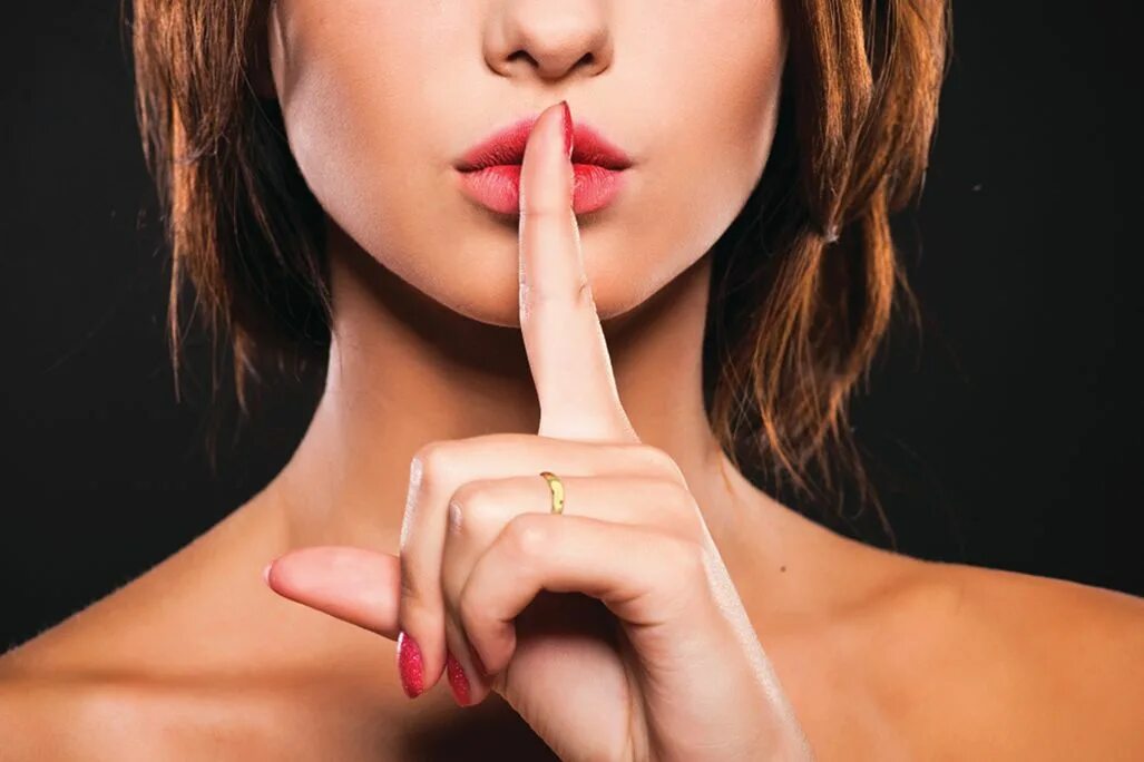 Молчит подруга. Молчит подруга. Девушка молчит. Палец у губ. Девочка молчит слова.