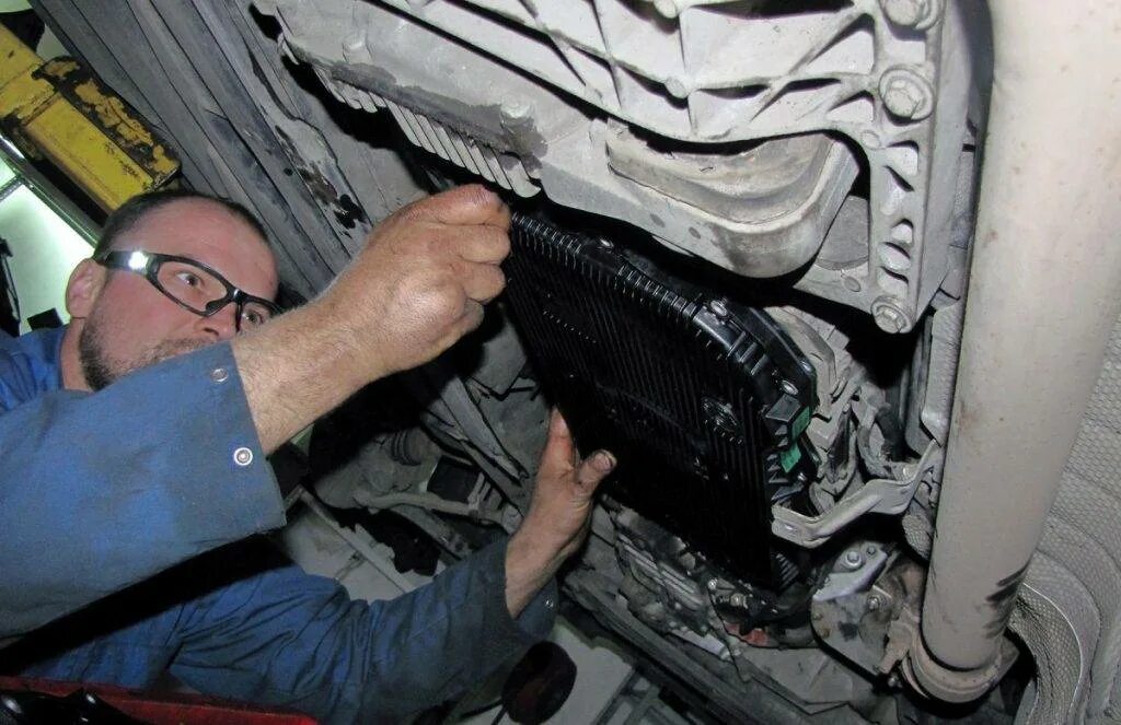 Как проверить масло в коробке бмв. Фильтр акпп bmw x3 f25. акпп bmw х3 f25. масло в акпп бмв х3 f25. замена масла акпп bmw x3.