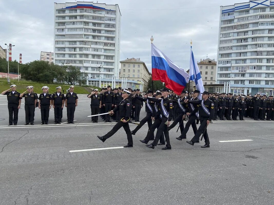 Возложение венков в Североморске. Возложение венков в Североморске 2013 года. День военно-морского флота в Североморск Приморская площадь. Концерт в Североморске 23 февраля.