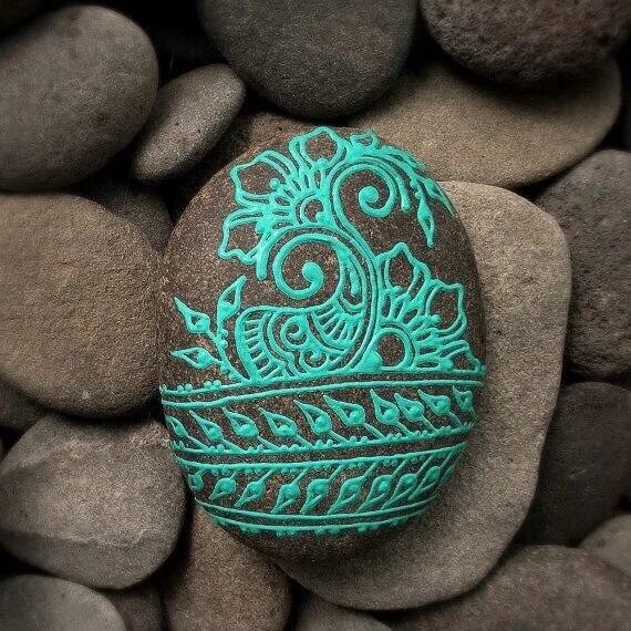 Камешки узоры. Орнамент из камня. Мозаика из гальки текстура. Орнамент из камня. Элспет маклин точечная роспись на камнях.