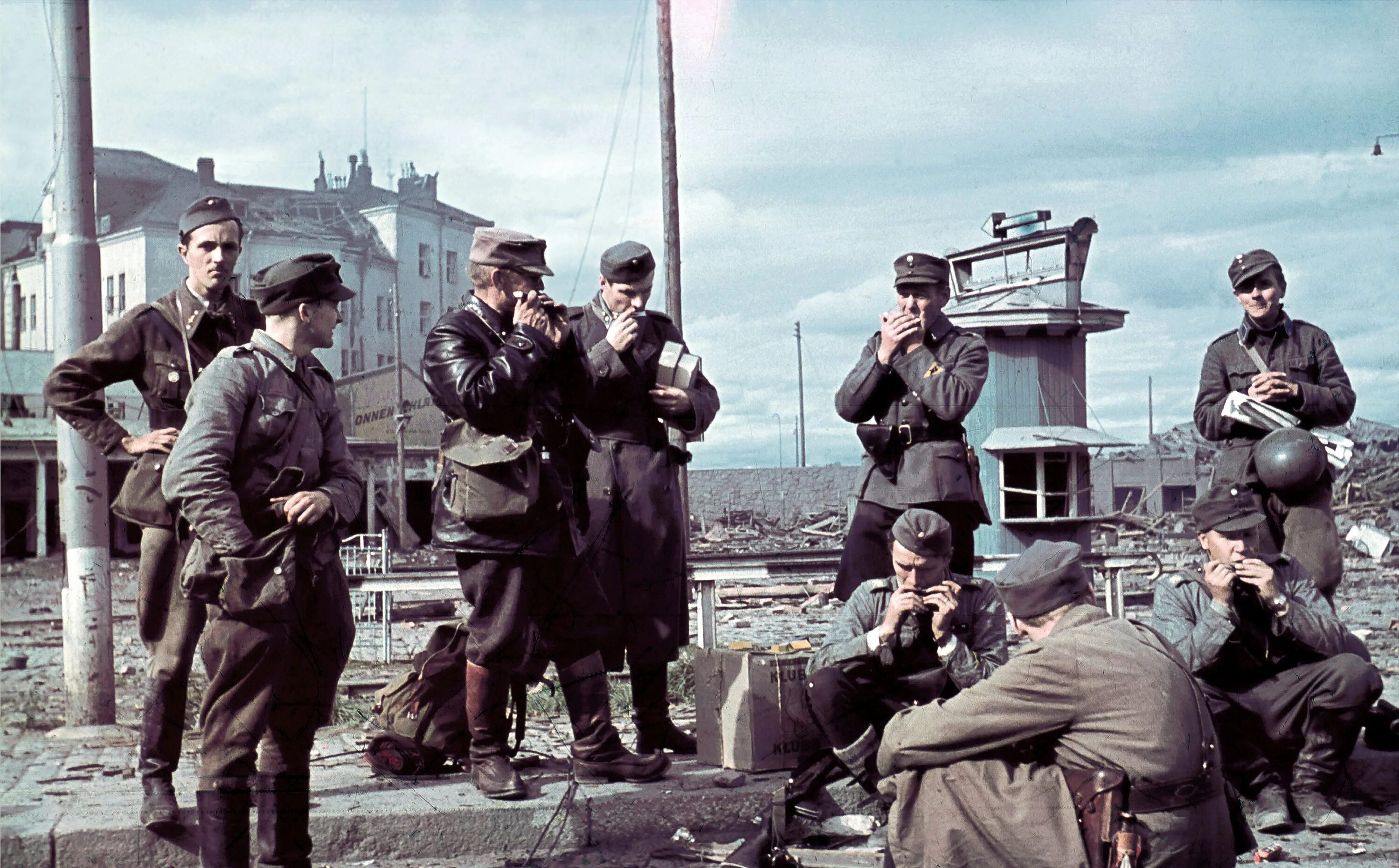 Пленные немцы в сталинграде 1943. Финские солдаты 1941. Пленные немецкие солдаты 1945. Плен продолжение. Пленные солдаты вермахта советскими солдатами.