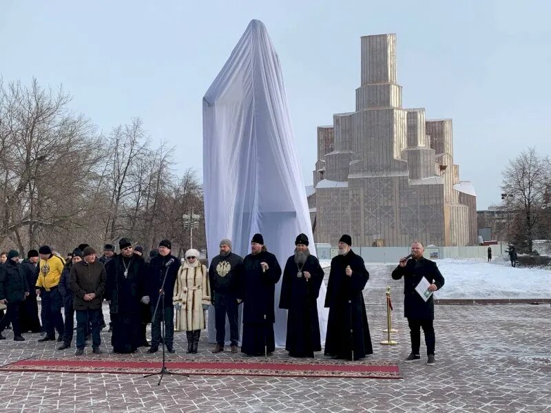 Открыли памятник александру. Памятник Александру 2 в Челябинске. Памятник царю в Челябинске. Памятник Александру в Челябинске. Малофеев памятник Александру Челябинск.