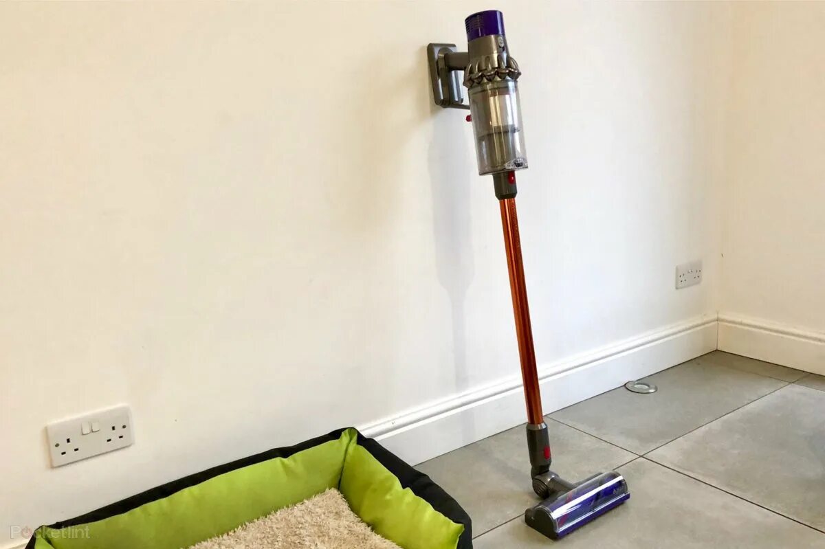 Как правильно поставить пылесоса. Cordless vacuum cleaner v10. пылесос дайсон беспроводной хранение. дайсон пылесос высота монтажа. розетка для пылесоса дайсон.