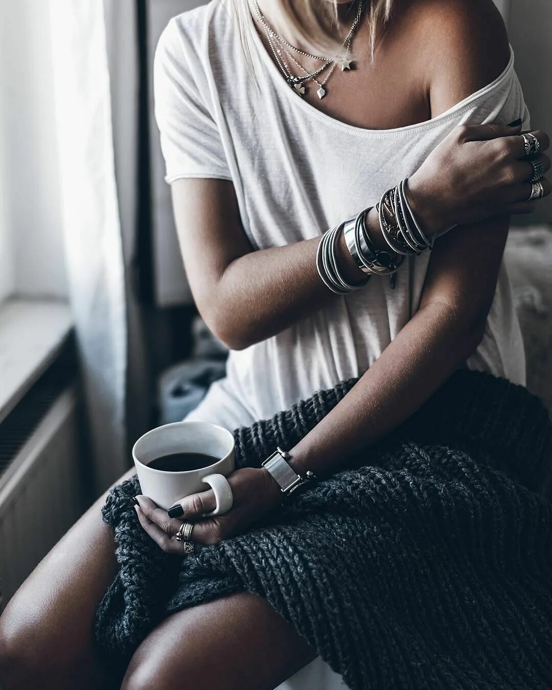 Будет вполне достаточно. Девушка с кофе. Девушка с кофе в руках. Девушка с чашкой кофе. Блондинка с кофе.