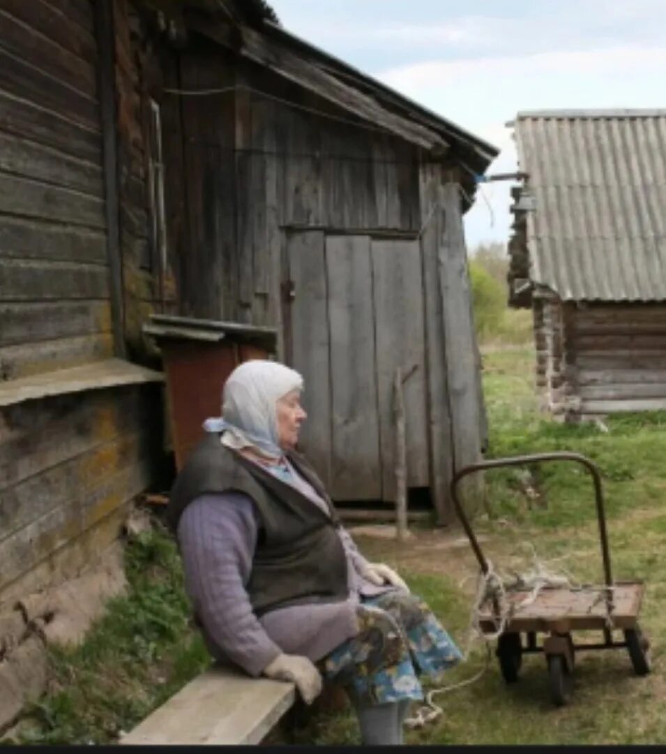 Бабушка село. Бабушка в деревенском доме. Дом бабушки. Старый дом бабушки. Домик в деревне бабушка.