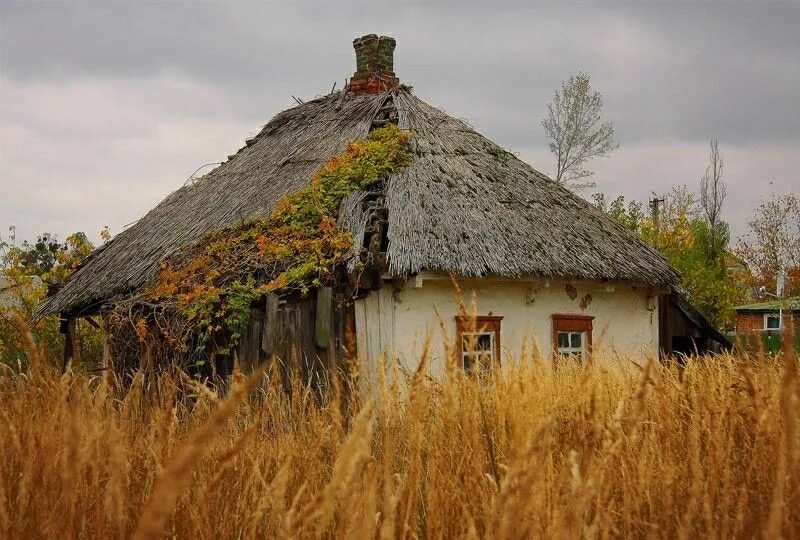 Хата откуда. Хаты мазанки Украина. Украинская хата Мазанка. Хата с соломенной крышей Курская область. Мазанка с соломенной крышей.