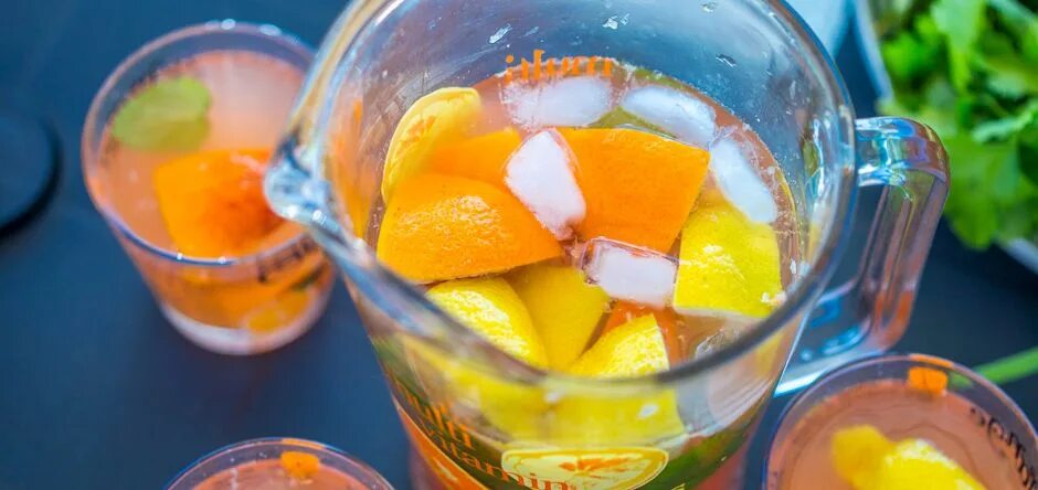 Компот из апельсинов в кастрюле. Компот из апельсинов в кастрюле. Компот с апельсинами. Компот абрикос с апельсином. Компот из апельсинов.