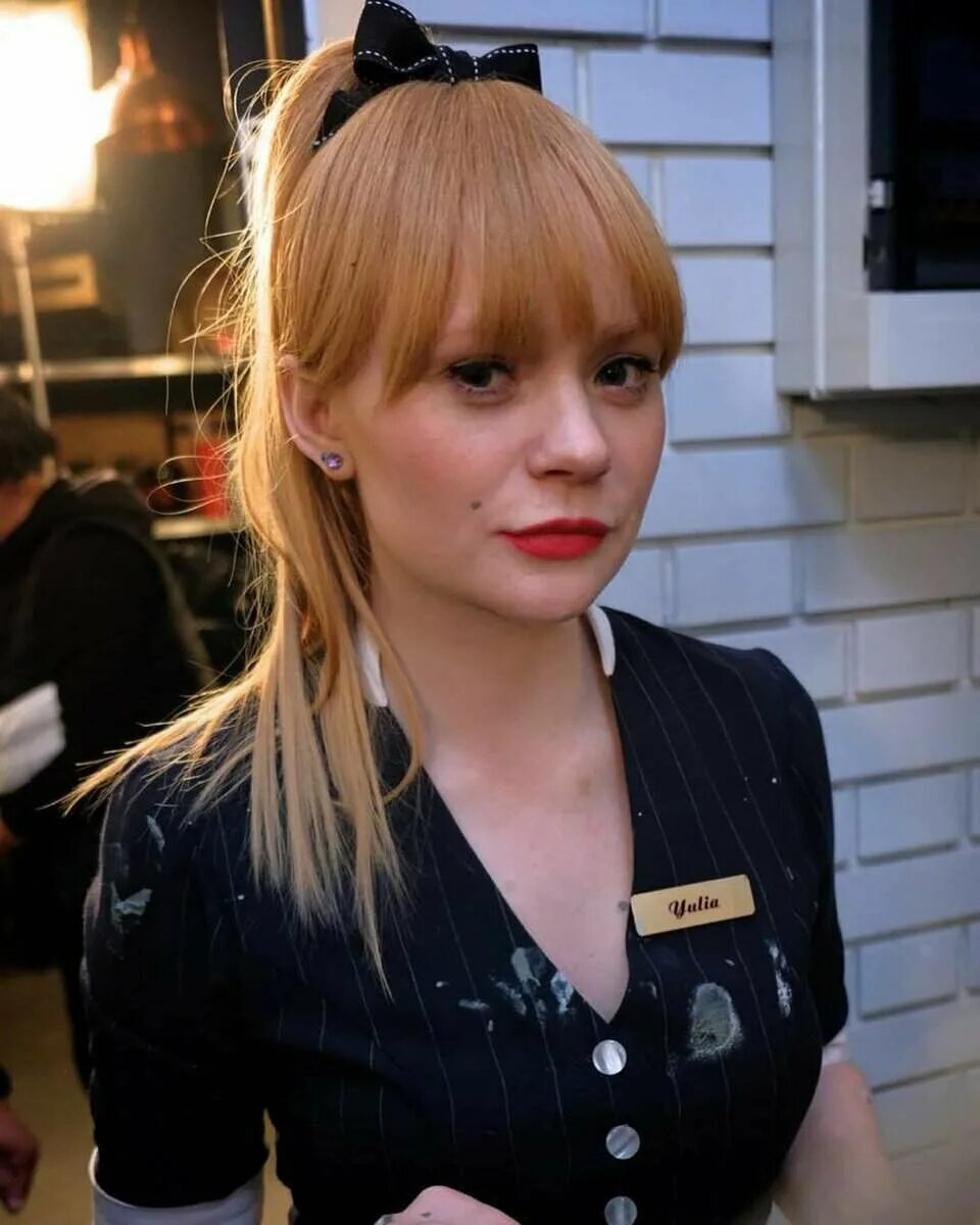 Александра кузенкина в сериале отель элеон. Александра кузенкина отель элио. Юля гранд лион. Отель элеон даша и юля. Александра кузенкина горничная.