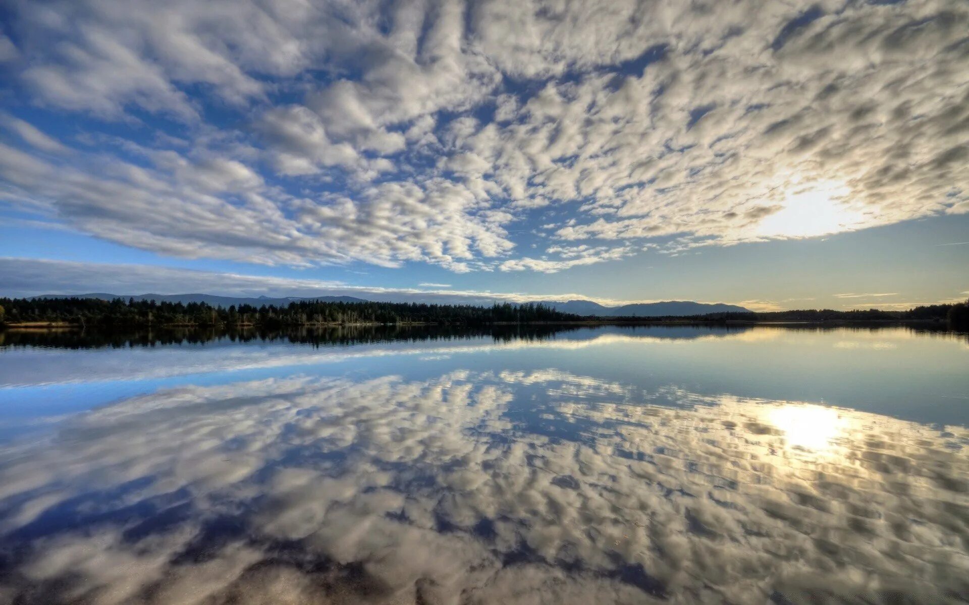 Вода озеро свет. Озеро Айдыкуль. Отражение неба в воде. Зеркальная гладь воды. Отражение неба в озере.