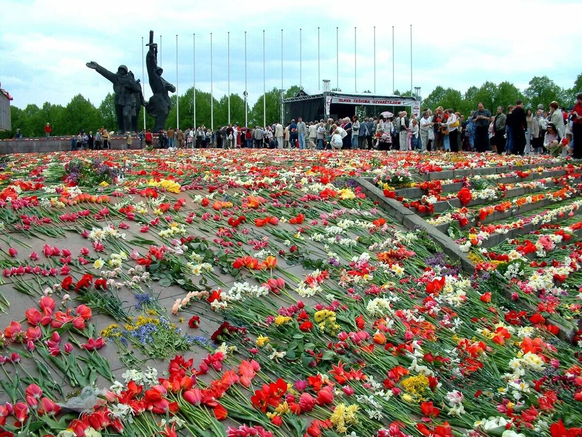 Сколько цветов на мемориал. Латвия цветы у памятника. Памятник Победы в Риге. Рига монумент Победы. Латвия памятник освободителям.