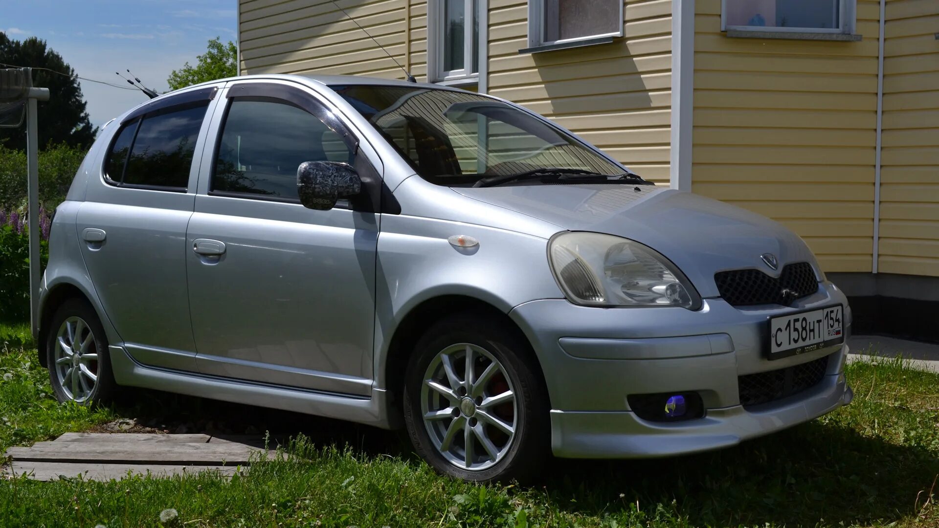 Toyota vitz 2000 года. Тойота Витц 2002. Toyota Vitz 2002. Тойота Витц 2000 серебристая. Тойота Витц серебристая.