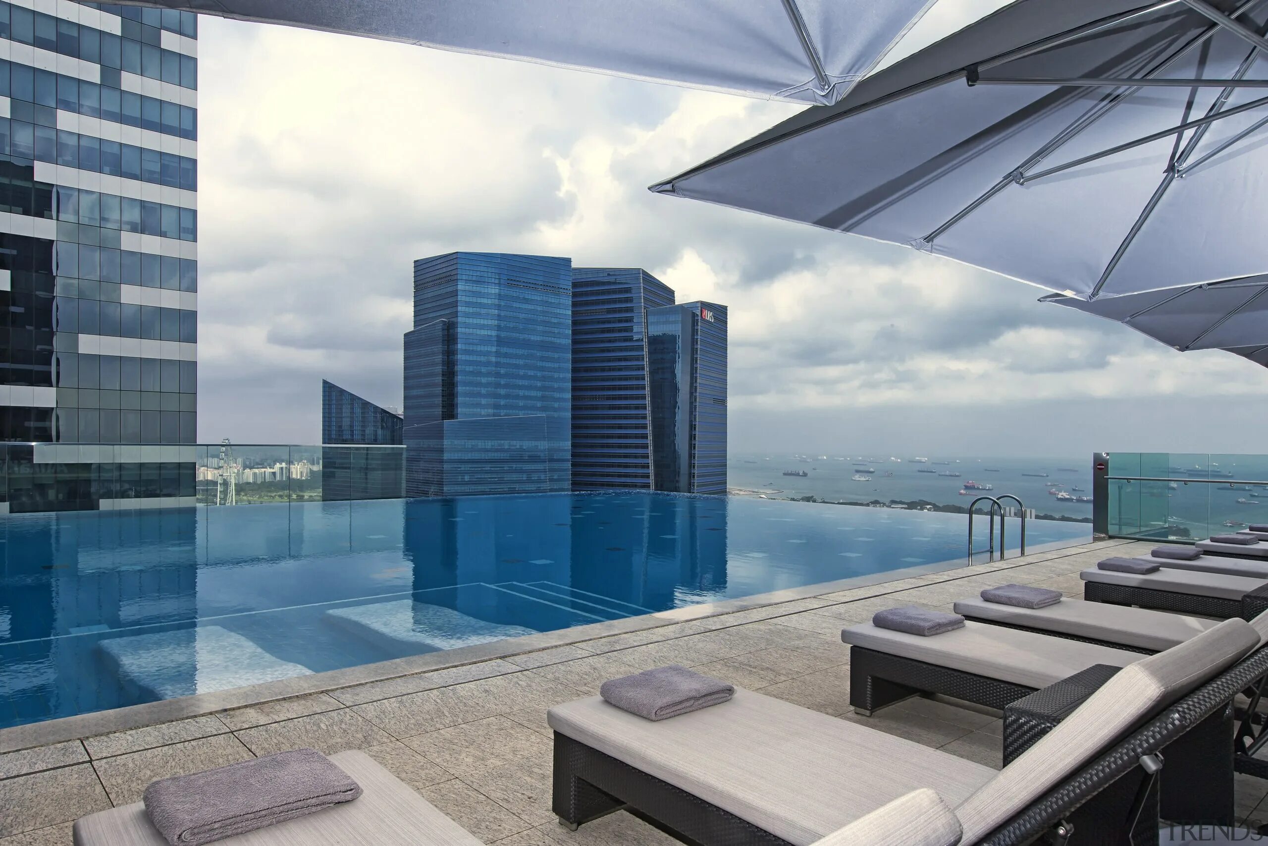 Бассейн в сити. Бассейн Инфинити пул в Сингапуре. Сингапур отель с бассейном на крыше. Москва Сити бассейн на крыше. Сингапур бассейн на крыше.