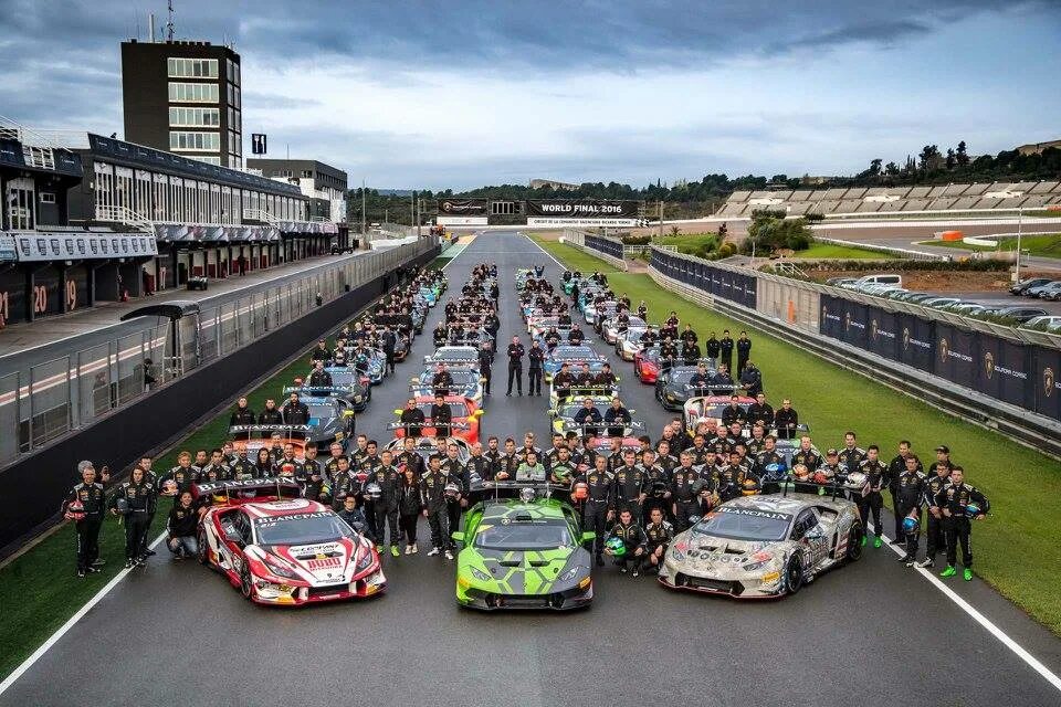 Гонки. Гонки на Ламборгини. Гонка Ламборджини. Lamborghini в гонках. Ламборджини на гонках.