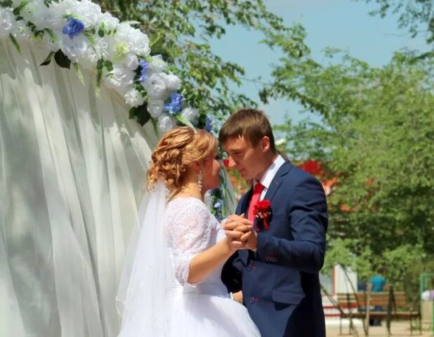 кольца на свадьбу. свадьба церемония в загсе. дни на свадьбу по трудовому. день работников загса. по случаю бракосочетания.